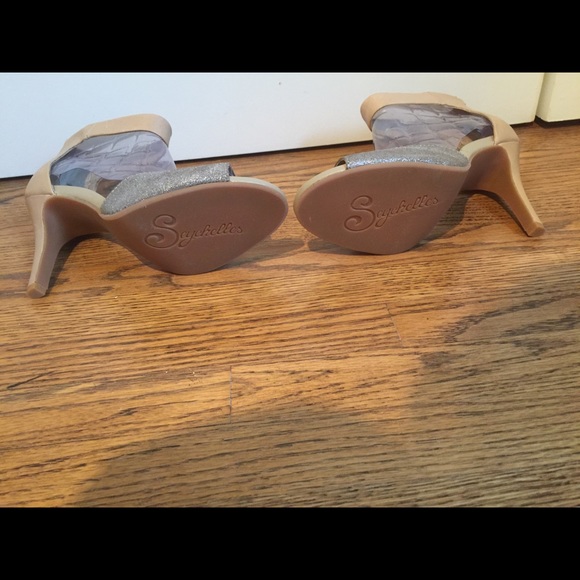 Brand New subtly glittery Sandals - Picture 3 of 4